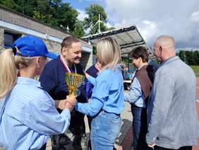 Pokaż zdjęcie: Serdeczne gratulacje i życzenia uczestnikom turnieju składają zaproszeni goście.