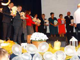 Pokaż zdjęcie: Przyjaciele Warsztatu otrzymali pamiątkowe anioły oraz flower boxy