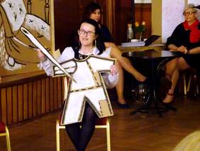 Uczstniczka przedstawia pracownię krawiecką