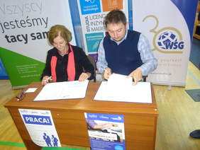 Pokaż zdjęcie: Podczas targów pracy podpisane zostało porozumienie pomiędzy Państwowym Funduszem Rehabilitacji Osób Niepełnosprawnych oraz Wyższą Szkołą Gospodarki dotyczące wzajemnej współpracy
