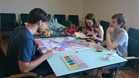 Pokaż zdjęcie: Studenci testujący grę "On the way - Latający reporterzy"