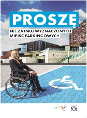 Pokaż zdjęcie: Zdjęcie z napisem Proszę nie zajmuj wyznaczonych miejsc parkingowych. na zdjęciu kobieta siedząca na wózku wózek umieszczony na kopercie przeznaczonej do parkowania dla osób niepełnosprawnych w kolorze niebieskim 