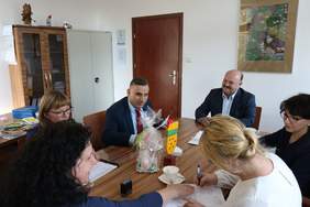 Pokaż zdjęcie: Starosta Sztumski Sylwia Celmer, Skarbnik Powiatu Lucyna Bednarska oraz Członek Zarządu Powiatu Kazimierz Szewczun.