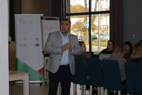 Pokaż zdjęcie: Dyrektor Oddziału Pomorskiego PFRON Dariusz Majorek wita przedstawicieli pomorskich PCPR-ów.