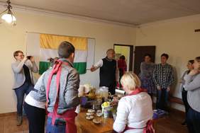 Pokaż zdjęcie: Uczstnicy XVII Wojewódzkiego Konkursu Sztuki Kulinarnej - wstępna ocena przewodniczącego jury