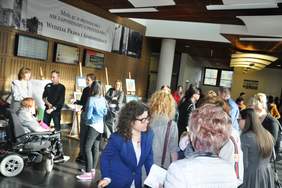 Pokaż zdjęcie: Wystawa prac XV edycji Konkursu Plastycznego „Sztuka Osób Niepełnosprawnych" na Wydziale Prawa i Administracji UAM w Poznaniu