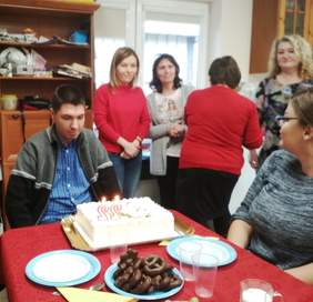 Pokaż zdjęcie: Grupa osób siedzących przy stoliku