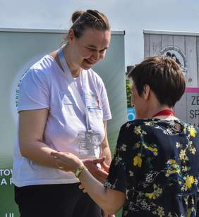 Pokaż zdjęcie: Zwycięzcy XVII Powiatowych Igrzysk Dzieci i Młodzieży Niepełnosprawnej w Szamotułach nagradzani przez Annę Skupień, dyrektor Oddziału Wielkopolskiego PFRON