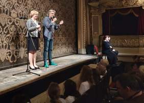 Pokaż zdjęcie: Marta Mordarska, dyrektor Oddziału Małopolskiego PFRON oraz Krzysztof Głuchowski, dyrektor Teatru im.J.Słowackiego witają widzów spektaklu "Kwiat Paproci"