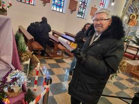 Pokaż zdjęcie: Dyrektor Władysław Skwarka oceniający szopki bożonarodzeniowe