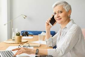 Pokaż zdjęcie: Na zdjęciu kobieta przy laptopie