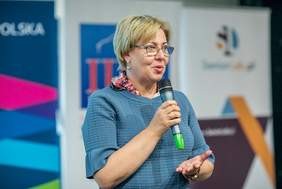 Pokaż zdjęcie: Marta Mordarska, Dyrektor Małopolskiego Oddziału PFRON podczas prelekcji na Forum III Wieku