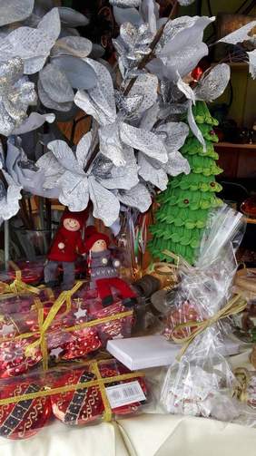 Pokaż zdjęcie: artystyczne wyroby podopiecznych stowarzyszenia wystawione na kiermaszu świątecznym w Zgierzu