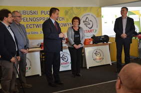 Dyrektor Oddziału Lubuskiego PFRON Andrzej Gonia w trakcie powitania gości