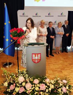 Pokaż zdjęcie: Wręczenie nagrody dla Stowarzyszenia Dobroczynnego RES SACRA MISER z Bukowna