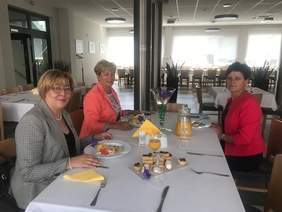 Pokaż zdjęcie: Dyrektor Marta Mordarska wraz z Wiceminister Zdrowia Józefą Szczurek-Żelazko podczas wizyty w hotelu „Słoneczne Wzgórze”, prowadzonym przez osoby z niepełnosprawnością