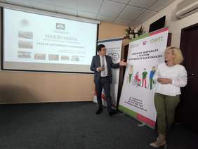 Pokaż zdjęcie: Prelegenci to mężczyzna i kobieta, w tle slajd z prezentacji.