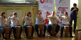 Pokaż zdjęcie: Bębniarze zespołu Drum Syndrome podczas występu