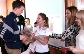 Pokaż zdjęcie: Wręcznie dyplomów za udział w konkursie plastycznym zorganizowanym przez naszą medalistkę