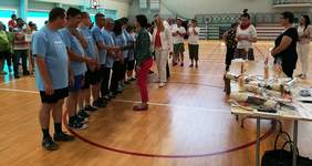 Pokaż zdjęcie: Wręczenie nagród- grupa zawodników odbiera gratulacje od Burmistrz Dzielnicy Ochota oraz od Prezes Fundacji ECHO