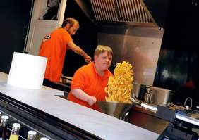 Pokaż zdjęcie: Karolina miesza frytki przed podaniem 