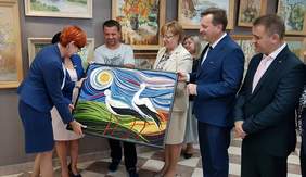 Pokaż zdjęcie: Wręczenie Minister Elżbiecie Rafalskiej obrazu pt. "Bociany"