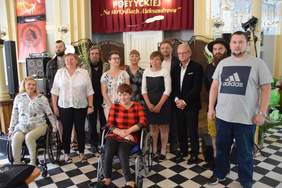 Zdjecie grupowe laureatów konkursu, osób wyróżnionych, jury oraz organizatorów