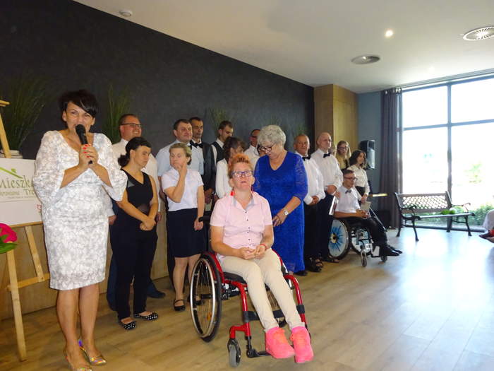 Pokaż zdjęcie: Podsumowanie Funkcjonowania Domu Mieszkań Chronionych przez Hannę Poppek – Kierownik Domu Mieszkań Chronionych – Treningowych (po lewej)