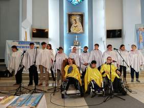 Pokaż zdjęcie: Uczestnicy XV Diecezjalnego Przeglądu Piosenki Religijnej „Anielskie Śpiewogranie” w Swarzędzu