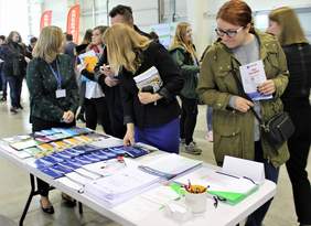 Pokaż zdjęcie: Punkt kontaktowy Oddziału Lubelskiego PFRON z materiałami informacyjnymi