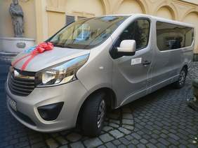 Pokaż zdjęcie: Uroszysty odbiór busa dla podopiecznych Domu Pomocy Społecznej w Prószkowie