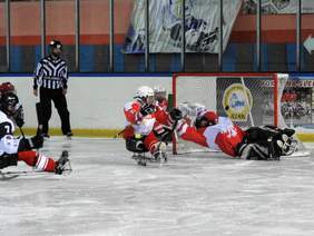 Pokaż zdjęcie: Parada bramkarza polski