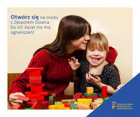 Grafika przedstawiająca dziewczynkę w czerwonym swetrze przytulającą dziewczynkę z zespołem Downa