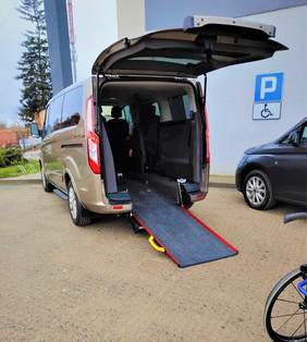 Pokaż zdjęcie: Samochód z podjazdem dla wózków inwalidzkich.