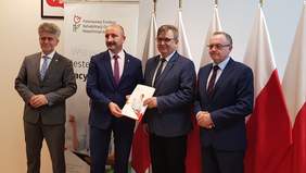 Pokaż zdjęcie: Podpisanie umowy z Powiatem Kieleckim