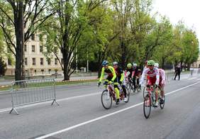Pokaż zdjęcie: Cztery tandemy kolarskie podczas wyścigu ze startu wspólnego