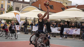 Mecz koszykówki na wózkach.