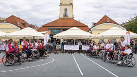 Koszykarze na wózkach przed pojedynkiem.