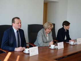 Pokaż zdjęcie: Konferencja prasowa dotycząca przekazania busów  dla gnieźnieńskich Specjalnych Ośrodków Szkolno-Wychowawczych