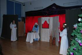 Uczestnicy spotkania Bożonarodzeniowego w WTZ Caritas w Ropczycach