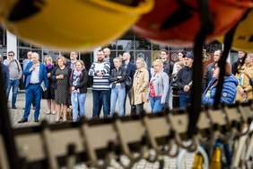 Uczestnicy Konferencji obserwują pokaz sprzętu