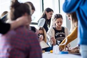 Pokaż zdjęcie: Grupa osób przy stoliku