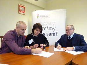 Dyrektor Oddziału Świętokrzyskiego PFRON Andrzej Michalski oraz przedstawiciele fundacji "Garść Życia"