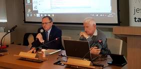 Pokaż zdjęcie: Dyrektor Andrzej Michalski udziela informacji