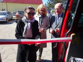 Pokaż zdjęcie: Uroczystość przekazania busa dla podopiecznych Środowiskowego Domu Samopomocy w Młodzianowie