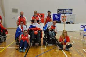 Pokaż zdjęcie: Prezentacja drużyn podczas ceremonii otwarcia Europejskich zawodów Bocci w Poznaniu