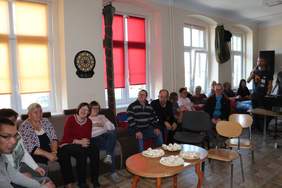 Pokaż zdjęcie: Zajęcia integracyjne dla rodzin osób niepełnosprawnych prowadzone w Warsztatach Terapii Zajęciowej w Piaskach