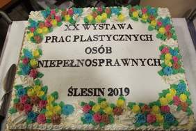 Pokaż zdjęcie: Tort okolicznościowy z okazji otwarcia XX Wystawy Prac Plastycznych Osób Niepełnosprawnych w Ślesinie