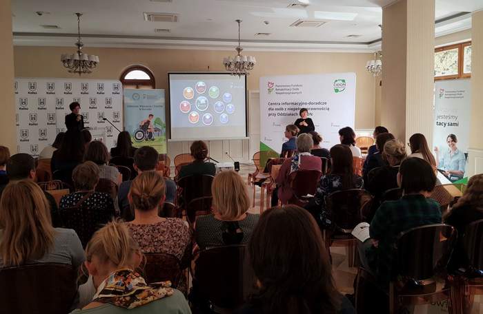 Pokaż zdjęcie: Uczestnicy konferencji pn. „Centra i ośrodki wsparcia – nowymi kierunkami wsparcia osób z niepełnosprawnościami”