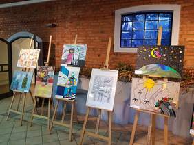 Pokaż zdjęcie: Wystawa prac plastycznych osób niepełnosprawnych w Muzeum Leśnictwa w Gołuchowie